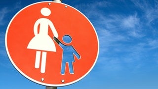 Verkehrschild Mutter und Kind; das Kind ist ausgestanzt: Wer sich bewusst gegen Kinder entscheidet, muss sich oft erklären. Die "childfree"-Bewegung in den sozialen Medien zeigt, wie vielfältig Lebensentwürfe heute sind. 