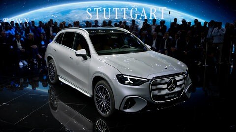 Der Mercedes-Benz GLC steht bei der Weltpremiere vor Beginn der Internationalen Automobil-Ausstellung (IAA Mobility) auf der Bühne.