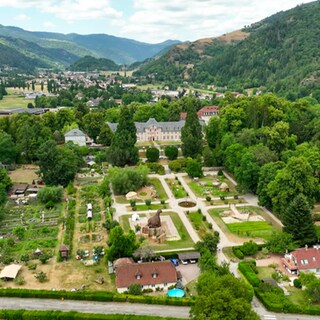 Park Wesserling von oben. Man sieht das Schloss und Berge im Hintergrund.