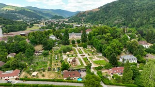 Park Wesserling von oben. Man sieht das Schloss und Berge im Hintergrund.