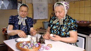 Alte Damen der Familie Reddow beim traditionell sorbischen Bemalen von Ostereiern in Rohne bei Weißwasser