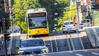 Ein Bus der SSB fährt über die hügeligen Straßen in Stuttgart. Künftig können Fahrgäste beim Ticketkauf im Bus nicht mehr bar bezahlen.