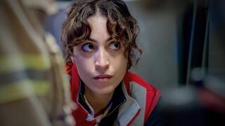 Samira Amali (in ihrer Rolle bei "Die Notärztin") blickt ernst und gespannt nach oben.