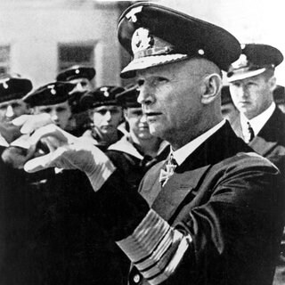 Karl Dönitz (undatierte Aufnahme): Hitlers Selbstmord und die Kapitulation der Wehrmacht am 8. Mai 1945 bedeuteten nicht das Ende des Deutschen Reiches. In der Marineschule Mürwik bei Flensburg agierte noch fast drei Wochen eine Reichsregierung unter Großadmiral Karl Dönitz, den Hitler zu seinem Nachfolger ernannt hatte.