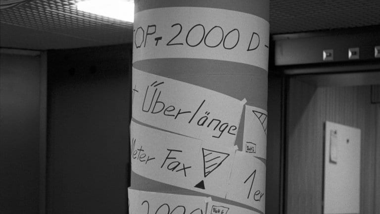 Plakatsäule im Stuttgarter Funkhaus mit Plakaten zur Top 2000 D - bei der SDR3 Hitparade im Jahr 1990