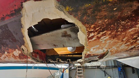 Ein Segelboot in einem Bojenfeld vor Konstanz hatte sich im Sturm losgerissen und wurde schwer beschädigt.