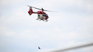 Bei einem Unfall zwischen einem Mähdrescher und einem Motorrad bei Winterlingen waren zwei Rettungshubschrauber im Einsatz. (Symbolbild)