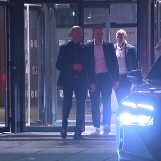 Hier verlässt Schleswig-Holsteins Ministerpräsident Daniel Günther (CDU) die rheinland-pfälzische Landesvertretung in Berlin.