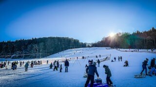 Der Skilift in Laichingen im Alb-Donau-Kreis Ende Dezember 2024: Der Betrieb lief, doch die Schneedecke war dünn. (Archivbild)