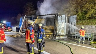 Brennender Lkw auf A5 bei Karlsruhe. Die Strecke war stundenlang gesperrt.