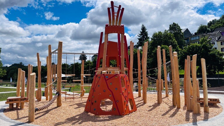 Ein Spiel- und Kletterplatz, ein besonderes Highlight für Kinder im Park.