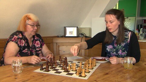 Frauen spielen Schach