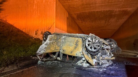 Das Auto der verunfallten Person brannte vollständig aus.