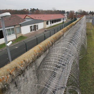 Die Caritas kritisiert, dass zu viele Menschen in Abschiebehaft in das Abschiebefängnis nach Ingelheim kommen.