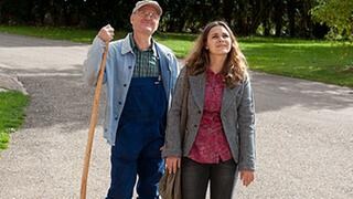 Karl und Jenny stehen auf der Straße und schauen nach oben