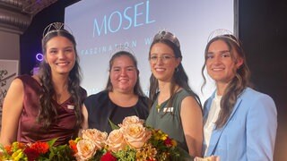 Diese vier jungen Frauen sind zur Wahl der Mosel-Weinkönigin angetreten. Sie tragen alle eine Krone