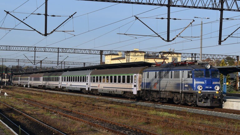 Intercity-Zug auf der Ostbahn im Bahnhof von Pila 