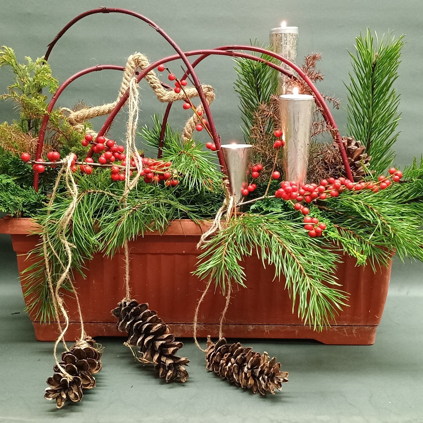 Stimmungsvolle Balkonkästen in der Weihnachtszeit