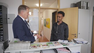 Der Oberbürgermeister von Schwäbisch Gmünd, Richard Arnold (CDU), im Gespräch mit einem Somalier