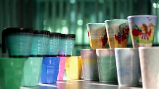Melamin-Becher im Test: Wie sicher ist das Kunststoffgeschirr?