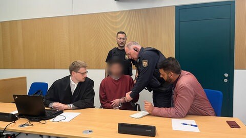 Ein 30-Jähriger ist in Trier wegen versuchten Mordes an seiner Ehefrau und gefährlicher Körperverletzung zu acht Jahren Haft verurteilt worden. Zudem sprach das Landgericht in diesem Fall von versuchten Femizid. 
