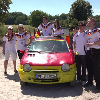 Twingo in schwarz-rot-gold anlässlich der Fußball-Weltmeisterschaft 2026
