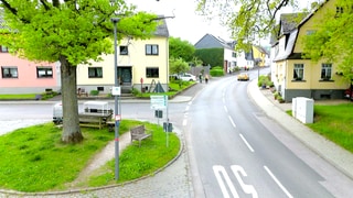 Die Bahnhofstraße in Ellern.