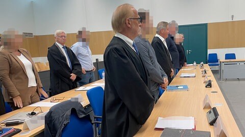 Fünf Angeklagte sind vor dem Landgericht Trier angeklagt - hier mit ihren Anwälten am ersten Prozesstag