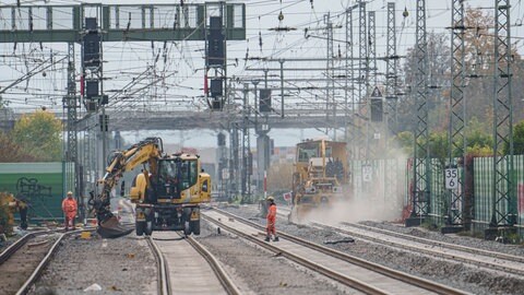 Baustelle auf der Riedbahn zwischen Mannheim und Frankfurt. Bei der Generalsanierung sollen stark belastete Bahnstrecken modernisiert werden.