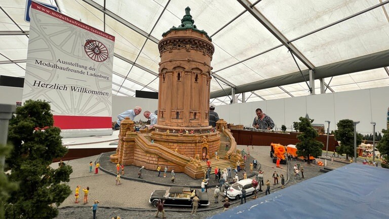Der Mannheimer Wasserturm steht als Modell in einer Modelleisenbahn-Landschaft