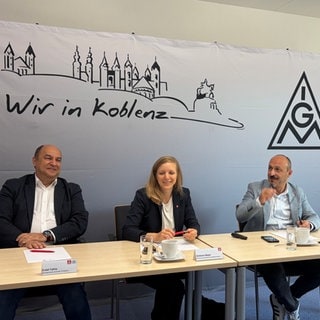 Drei Mitarbeitende der Gewerkschaft IG Metall Koblenz sitzen an einem Tisch. 