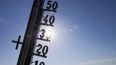 Ein Thermometer in der Sonne. Die Temperaturen klettern in dieser Woche wieder weit über die 30-Grad-Marke hinaus