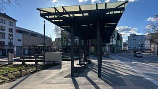 Der Tatort am Fackelbrunnen in Kaiserslautern. Hier wurden am Samstagabend zwei junge Männer mit Messerstichen lebensbedrohlich verletzt.