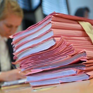 Die Staatsanwaltschaft Trier klagt einen 43‑Jährigen wegen versuchten Mordes an, weil er versucht haben soll, seine Ex‑Freundin zu töten.
