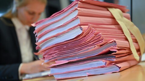 Die Staatsanwaltschaft Trier klagt einen 43‑Jährigen wegen versuchten Mordes an, weil er versucht haben soll, seine Ex‑Freundin zu töten.