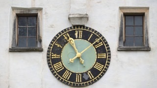 Uhr mit vergoldetem Zifferblatt, Evangelisches Seminar, Blaubeuren: Warum dreht sich der Uhrzeiger rechtsherum?
