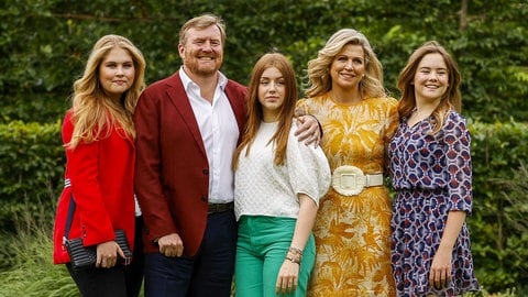 Die niederländische Königsfamilie mit Prinzessin Catharina-Amalia (l-r), König Willem-Alexander, Königin Maxima, Prinzessin Alexia und Prinzessin Ariane steht im königlichen Schloss "Huis ten Bosch" für ein Familienfoto zusammen.
