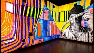 Wandfüllend empfängt die Besucher ein leuchtendes Werk von Friedensreich Hundertwasser im neuen Kunstforum Lindau.