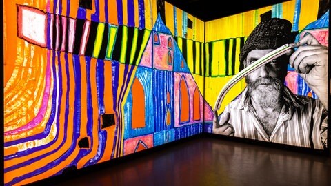 Wandfüllend empfängt die Besucher ein leuchtendes Werk von Friedensreich Hundertwasser im neuen Kunstforum Lindau.