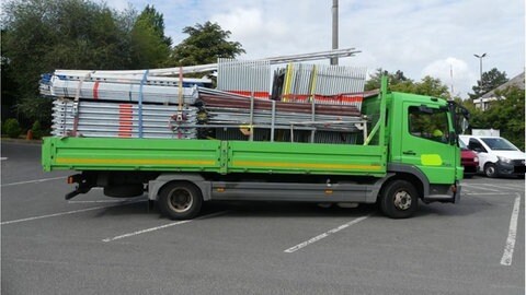 Der Gerüstbauer musste seine Ladung auf zwei weitere Lkw umladen, bevor er weiter fahren durfte.