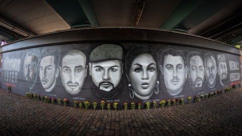 Unter der Friedensbruecke in Frankfurt erinnert ein 27 Meter langes Gedenk-Graffiti an die Opfer des Anschlags in Hanau am 19. Februar 2020