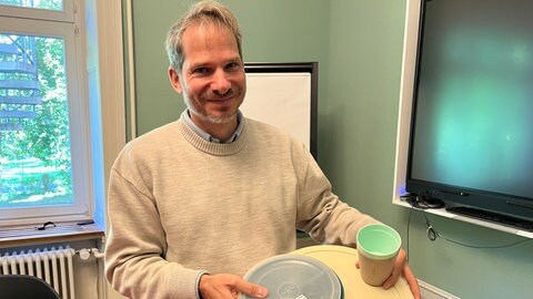 Philipp Baumgartner, Leiter des Amtes für Klimaschutz bei der Stadt Konstanz. Seine Bilanz zur Verpackungssteuer fällt positiv aus, es gibt weniger Müll.