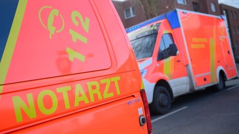 Ein Notarzt Fahrzeug und ein Rettungswagen stehen an einer Einsatzstelle - Symbolbild