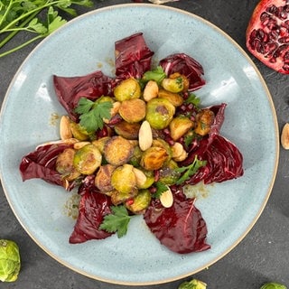 Rosenkohlsalat mit Granatapfel und Mandeln