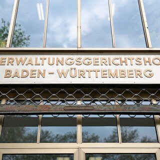 Die Aufschrift "Verwaltungsgerichtshof Baden-Württemberg" ist über dem Haupteingang des Gerichtsgebäudes zu sehen.
