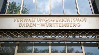 Die Aufschrift "Verwaltungsgerichtshof Baden-Württemberg" ist über dem Haupteingang des Gerichtsgebäudes zu sehen.