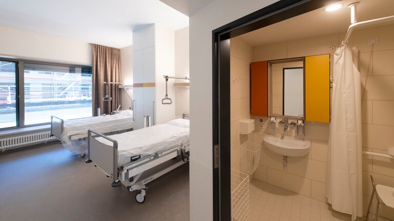 Im zweiten Stock des Neubaus gibt es ein Zimmer, das Patienten und Mitarbeitern einen Blick in die Zukunft gewährt. Das fertig eingerichtete Musterzimmer ist so eingerichtet wie ein zukünftiges Standard-Patientenzimmer. Hier üben Pflegekräfte bereits Abläufe und machen sich mit den Gegebenheiten vertraut.