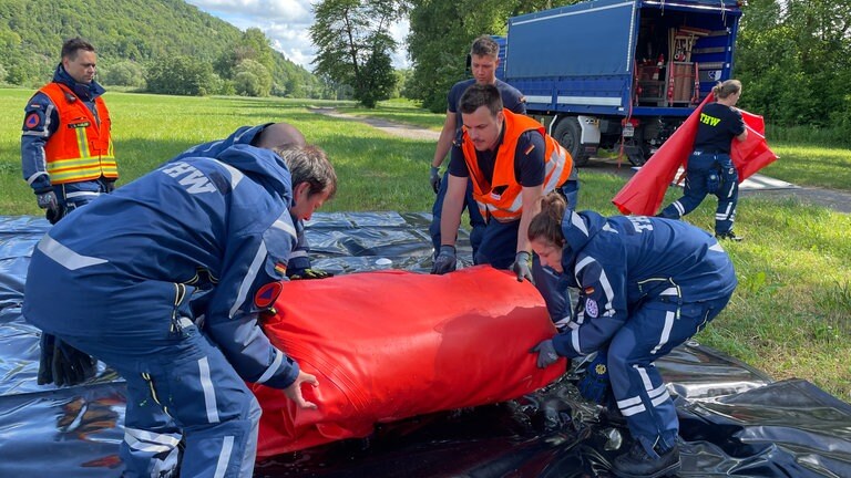 Einsatzkräfte des THW bei einer Übung in Niefern-Öschelbronn.