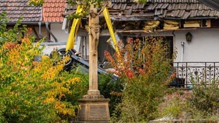 In Bretten-Büchig ist ein Auto gegen ein Haus geprallt. Die Fahrerin wurde tödlich verletzt.