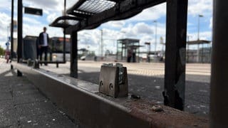 Zerstörte Glasscheibe an einer Bushaltestelle am Bahnhof Bad Friedrichshall